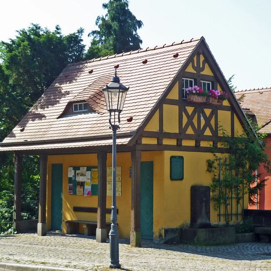Brunnenhaus Altwachwitz, Elefantenbrunnen und Gedenkstein