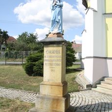 Socha Panny Marie před kaplí v Křelovicích