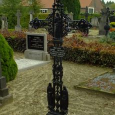 R.K. Kerkhof Sambeek: grafkruis van J. Grutters