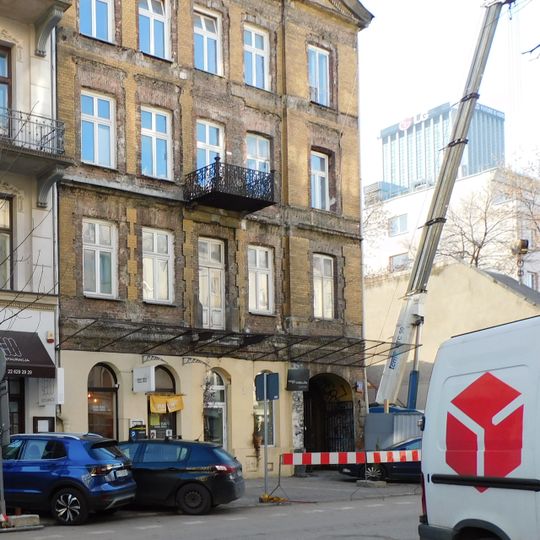 Budynek frontowy kamienicy przy ulicy Emilii Plater 13