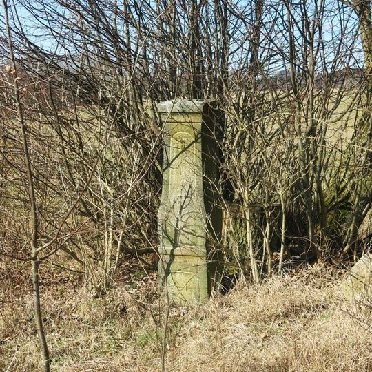 Kříž u silnice v Lobendavě