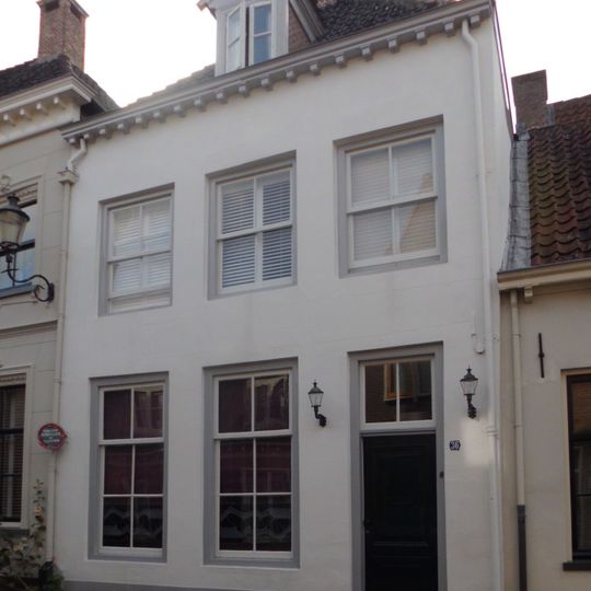 Huis met gepleisterde voor- en achtergevel en klossengoten