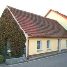 Wohnhaus und zwei Nebengebäude Gerhart-Hauptmann-Straße 24