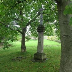 Kříž západně od Kosmáčova u rozcestí