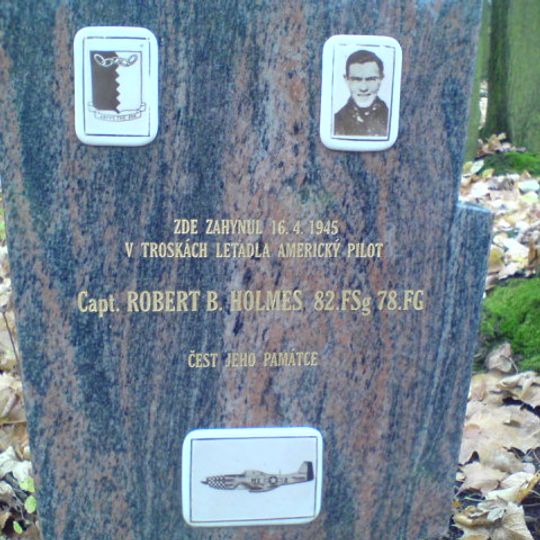 Pomník sestřeleného US pilota v Praze-Ruzyni