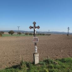 Kříž u hřiště v Horním Záhoří