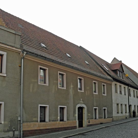 Wohnhaus in halboffener Bebauung und Scheune Leschestraße 6