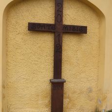 Kříž u kostela sv. Linharta v Kdousově