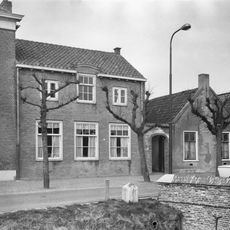 Huis met gepleisterde tuitgevel