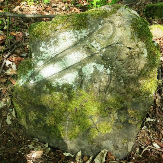 Památný kámen zvaný Mečový u lesní cesty severozápadně od Kravař