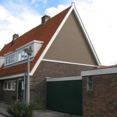 Blok met 4 keukenwoningen, zo genoemd vanwege destijds nieuwe plaatsing van keuken aan de voorzijde, aan de zijkant een houten topgevel, bouwstijl Amsterdamse School.