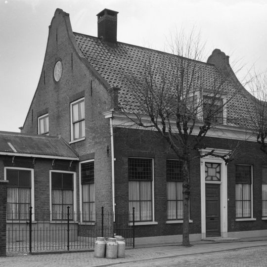 Dwarshuis van begane-grond met zadeldak tussen klokgevels
