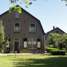 Boerderijcomplex: boerderij met tussenlid en aangrenzende schuur