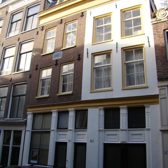 Met nr 161 een complex etagewoningen vormend huis met gepleisterde en van een veel later stomp punttopje voorziene gevel