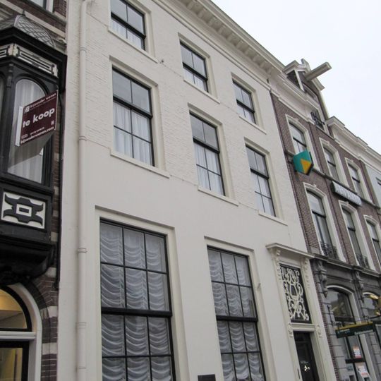 Pand met gepleisterde lijstgevel