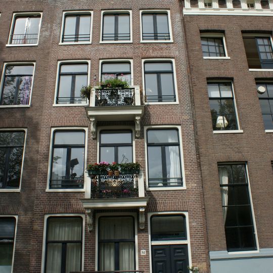 Pand met gevel onder rechte lijst, met twee balcons