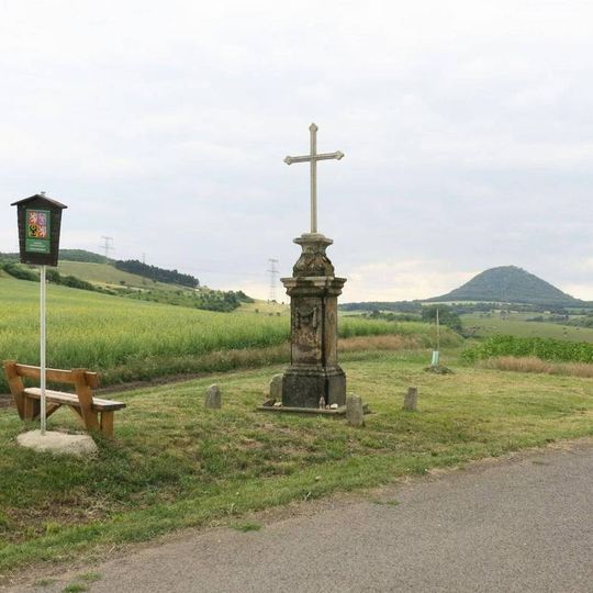 Kříž u silnice jihovýchodně od Bečova
