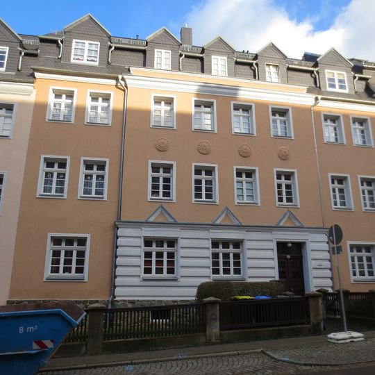 Mietshaus in geschlossener Bebauung mit Vorgarten und Einfriedung; Helmholtzstraße 48