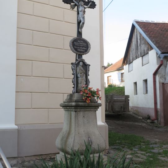 Kříž u kaple sv. Rodiny v Radoticích