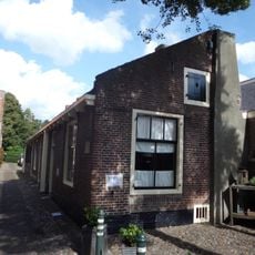 Huisje, slechts uit begane grond bestaande, waarboven een tegen de stadsmuur oplopend lessenaarsdak