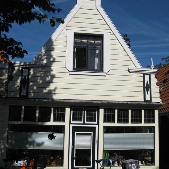 Houten dijkhuis met tuitgevel . houten puntgevel aan de achterzijde