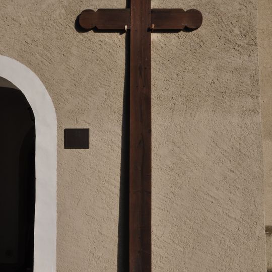 Kříž na zdi kostela sv. Martina v Kralicích nad Oslavou