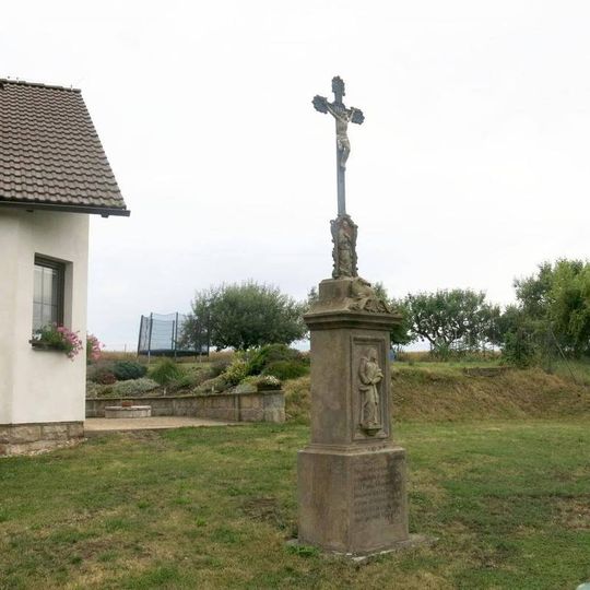 Kříž v zahradě domu 62 v Holíně