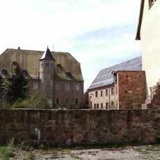 Ehemaliges Rittergut, bestehend aus Herrenhaus (Nr. 1), Stallgebäude (Nr. 7) sowie daran angebautes Torgebäude Hauptstraße 1; 7