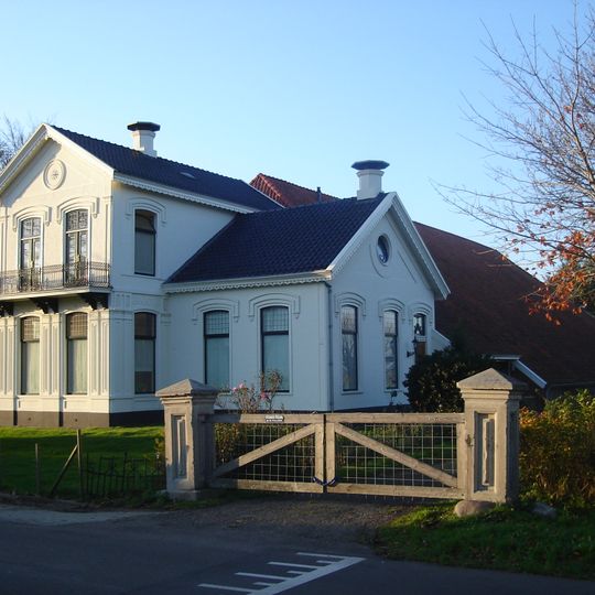 Villaboerderij met voorhuis in eclectische stijl en oudere schuur