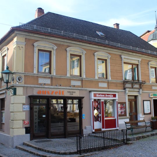 Wohn- und Geschäftshaus