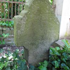 Grabkreuz am Brunnen 108