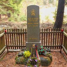 Pomník padlým ve Strážné u lesní cesty