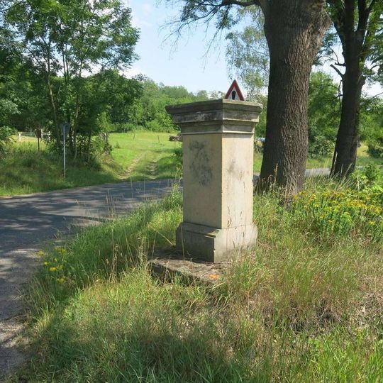 Podstavec s ulomeným křížem na rozcestí u východního okraje Vrutice