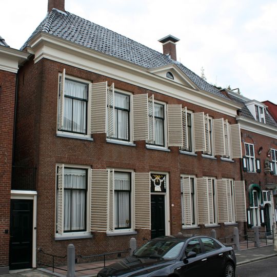 Pand van vijf traveeën breed met kleinde tympaan