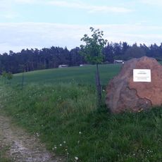 Památník výsadby lipové aleje legionářů u Lomničky