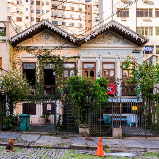 Edifício à rua Ribeiro de Almeida, nº 30