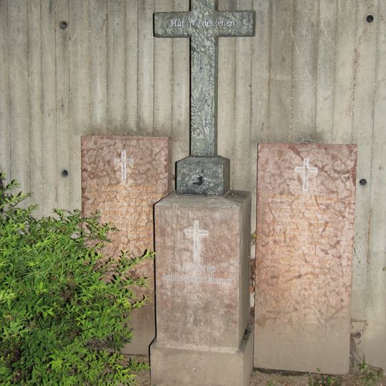 Ondrejský cintorín, náhrobok s krížom a mrežou