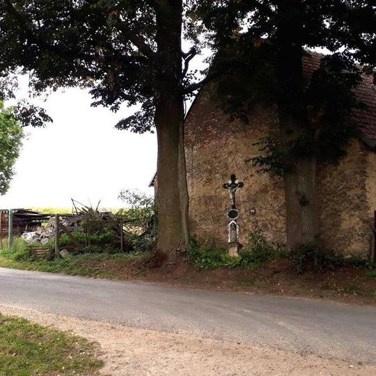 Kříž v pohoří u stodoly