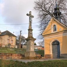 Kříž v Lašťanech u kaple vedle rybníka