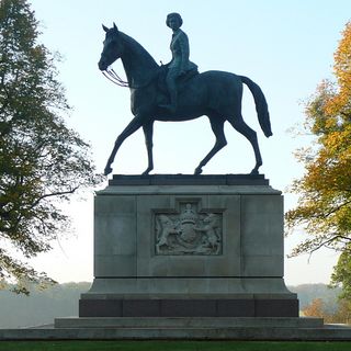 Equestrian statue of Elizabeth II