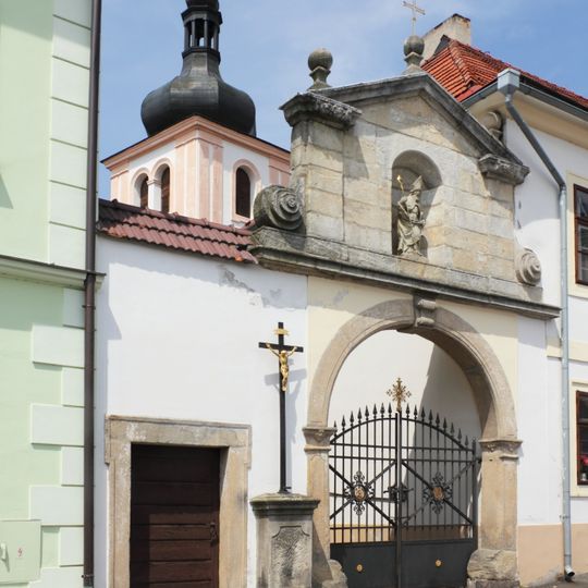 Kříž v Kostelní ulici v Českém Dubu