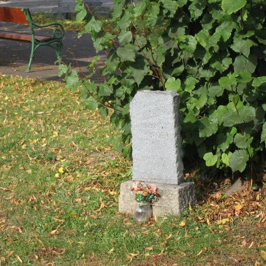 Pomník Karlu Janáčkovi padlému v květnu 1945 na návsi ve Slavětíně