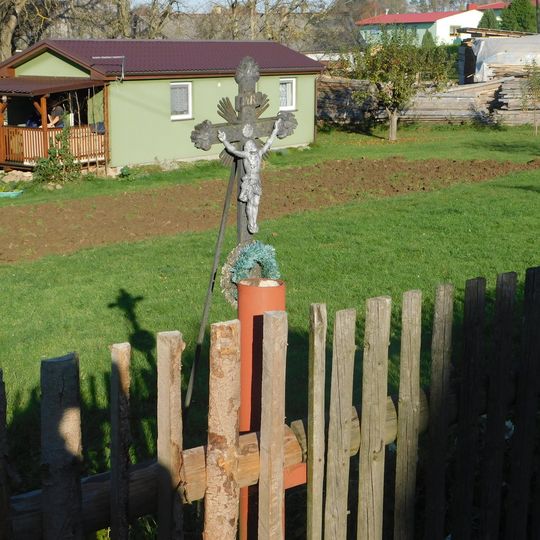 Kříž u silnice v jižní části Dobrohostova