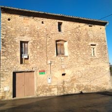 Casa davant l'abeurador