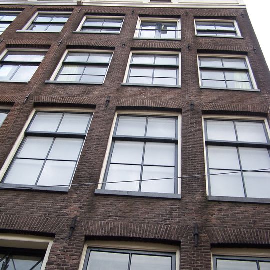 Hoekhuis met gevel waarvan de rechte lijst met consoles