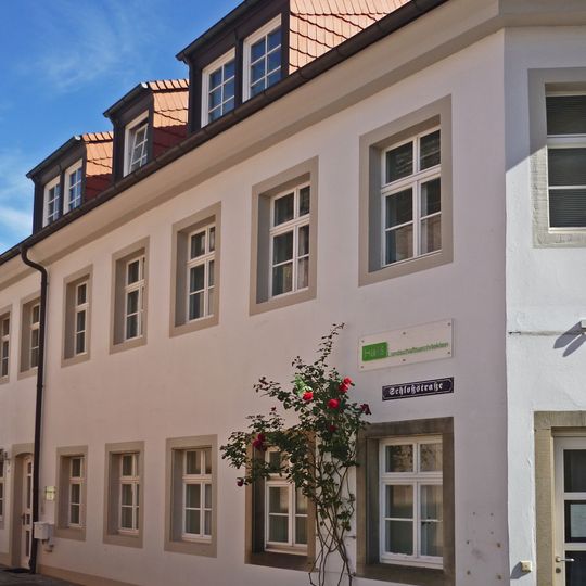 Wohnhaus in geschlossener Bebauung und Ecklage Schloßstraße 14
