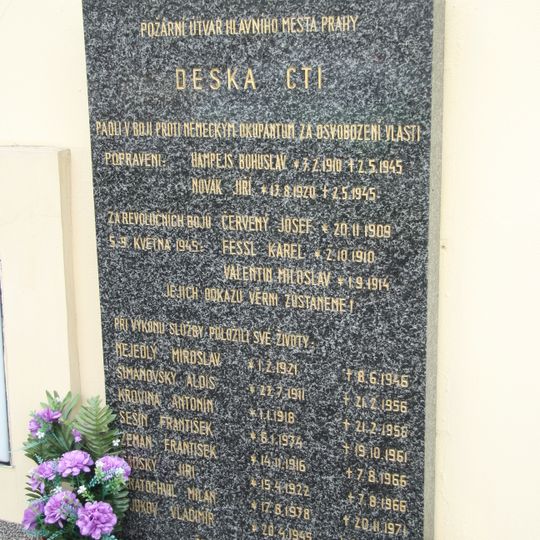 Deska cti na hasičské zbrojnici Krč