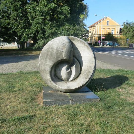 Socha před branou Zahrady Čech v Litoměřicích