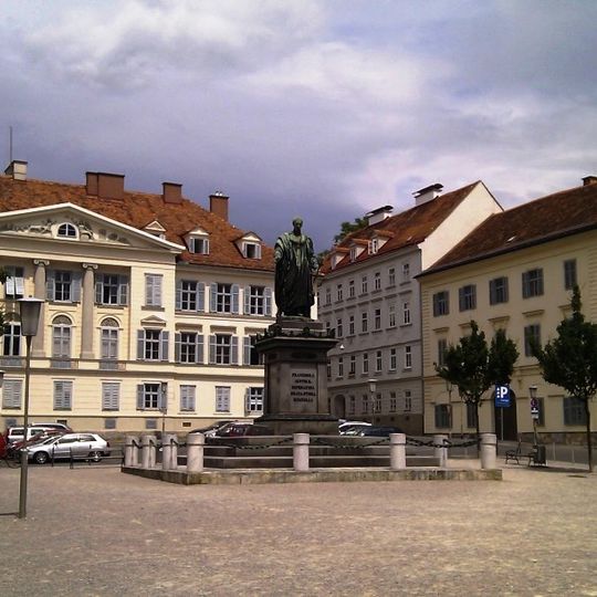 Reste der mittelalterlichen Stadtmauer und Burg