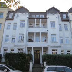 Mietshaus in geschlossener Bebauung, mit Vorgarten und Einfriedung Dorotheenstraße 19